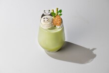 コラボカフェ「喫茶 高畑勲展」通期販売メニュー「パンちゃん親子の竹やぶミルク」