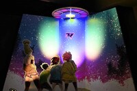 牛がUFOに吸い込まれるシーンを再現したパネル