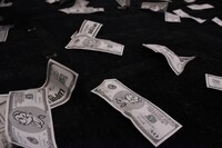 会場にばら撒かれたルパンが描かれたニセ札