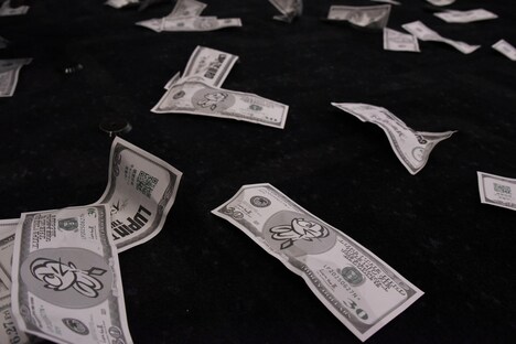 会場にばら撒かれたルパンが描かれたニセ札