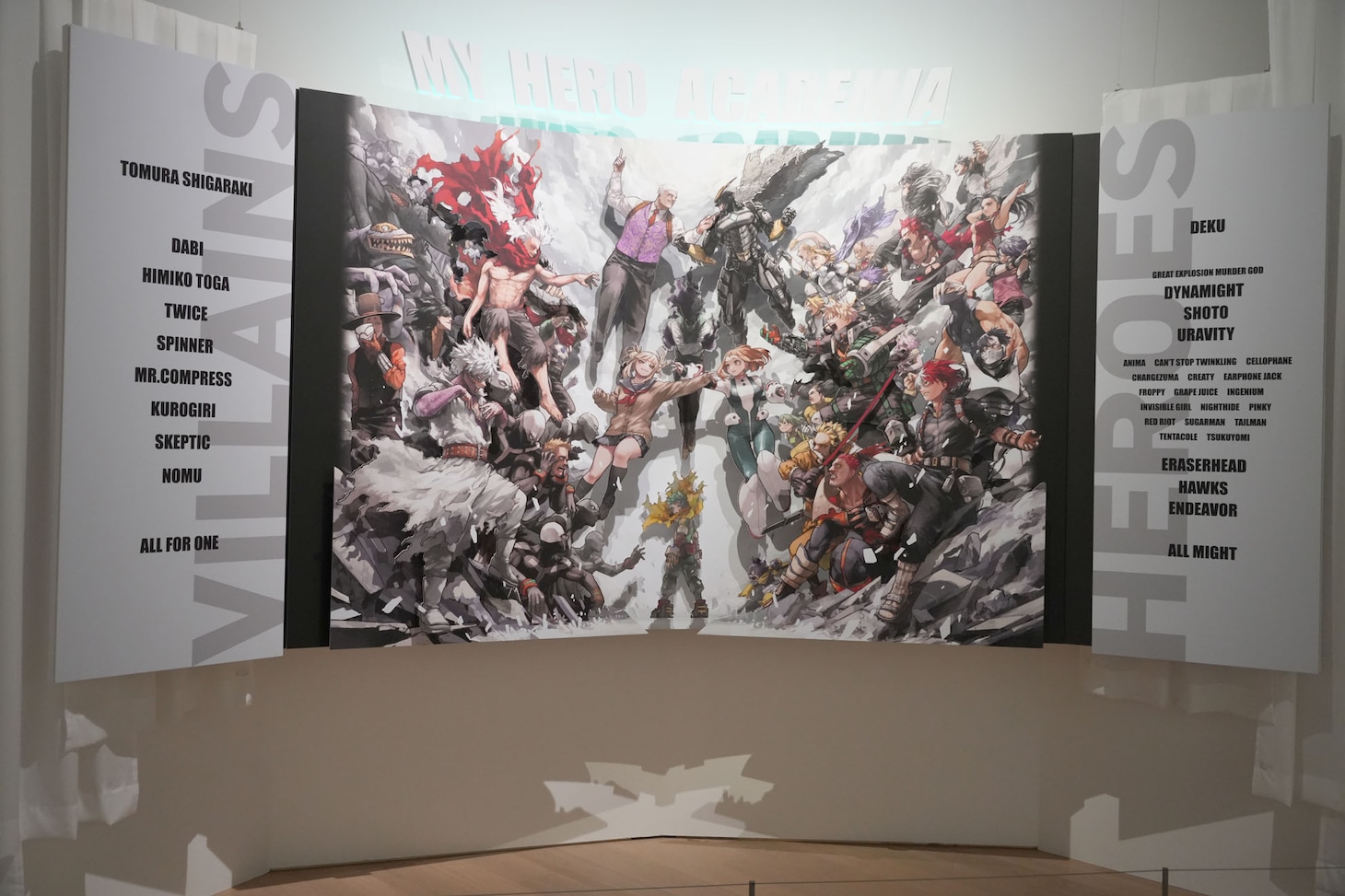 キービジュアル「ヒーローVS敵〈ヴィラン〉」を元に制作された特大パノラマフォトスポット (c)堀越耕平／集英社