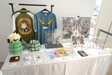 会場で販売されるグッズの一部 (c)堀越耕平／集英社