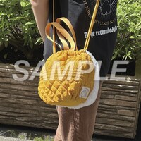 グッズの1種となる「ジョンのもこもこ巾着風バッグ」