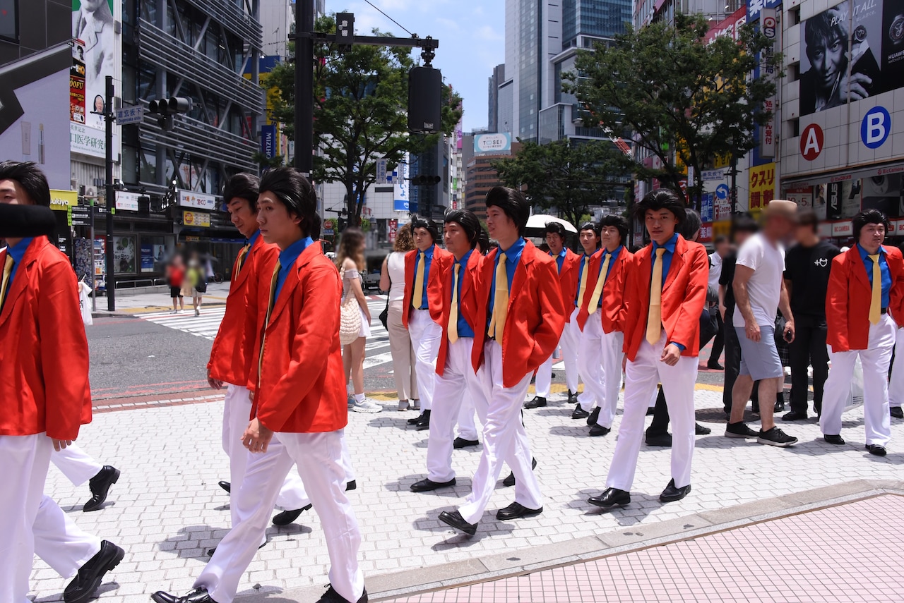 “ニセルパン”33人が渋谷に登場！「銭形と2人のルパン」イベントでチラシやステッカー配る