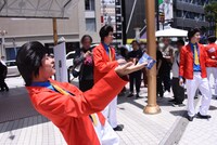 暑い中元気よくステッカーを配るニセルパン