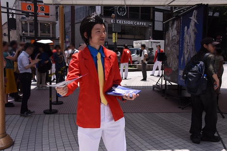 捜査拠点で愛想よくチラシを配布するニセルパン