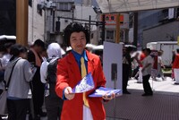 にこやかに「LUPIN THE IIIRD 銭形と2人のルパン」のチラシを配布する、人のよさそうなニセルパン