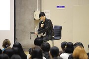 「梵そよぎと未来のクリエイター展」で講評を行う梶裕貴