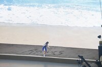 砂浜に「Aqours」の文字を書く小宮有紗