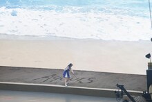 砂浜に「Aqours」の文字を書く小宮有紗