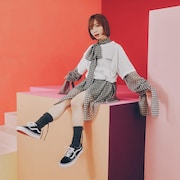 「Vans x MOMOKO SAKURA」を着用したモモコグミカンパニー