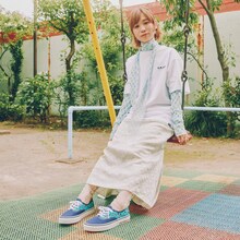 「Vans x MOMOKO SAKURA」を着用したモモコグミカンパニー