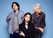 左から鹿妻新役の飯島寛騎、三枝玲役の山崎紘菜、Bar PURPLE ROSEマスター役のマーク・パンサー