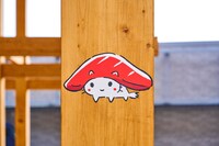 大阪・関西万博の会場に「まぐろネーター」が使用された様子。