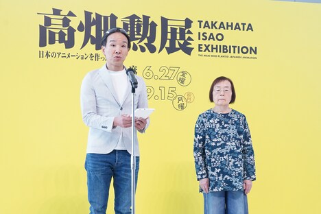 左から高畑勲の長男・耕介氏、妻のかよ子氏