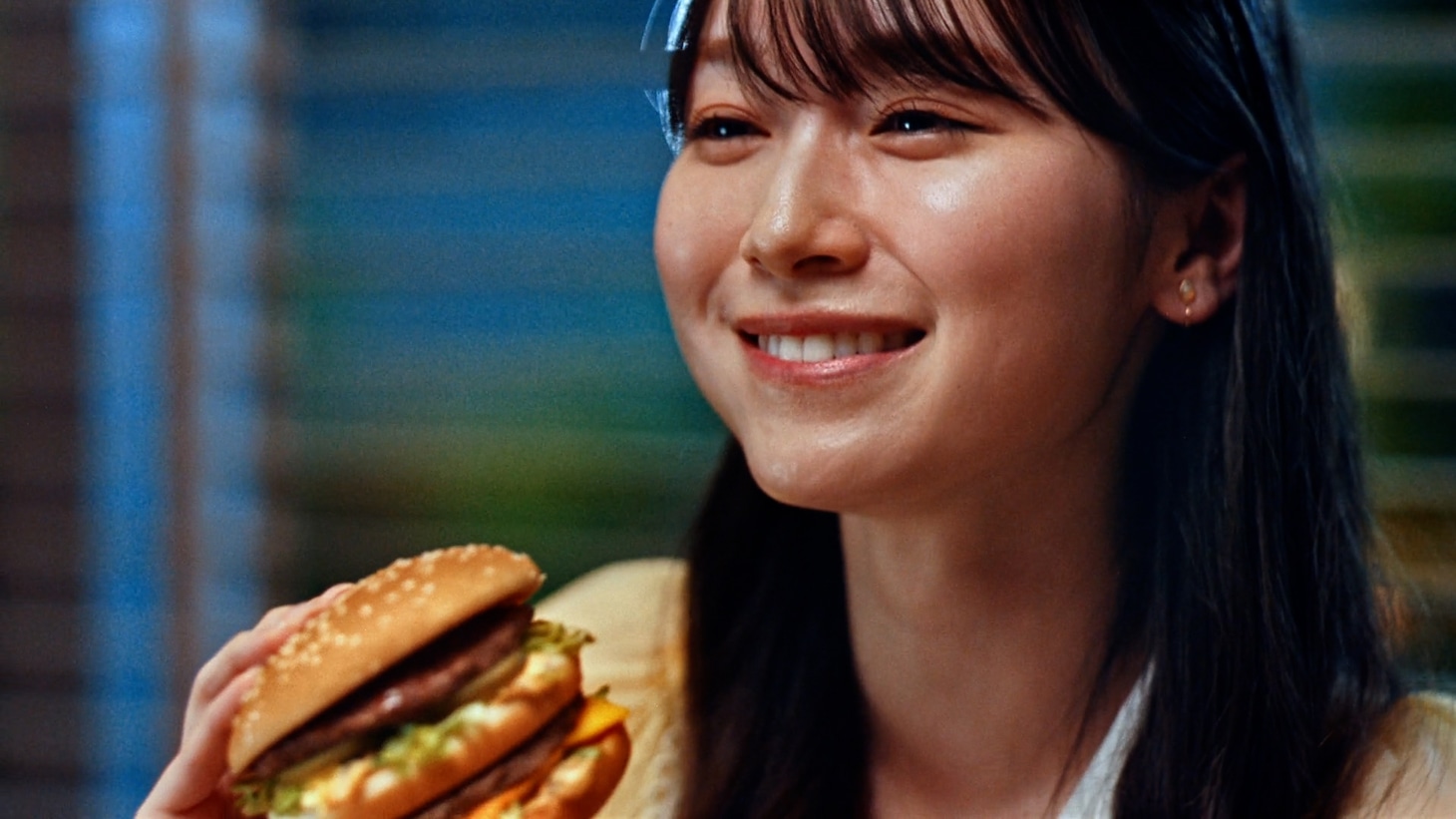 CM「ビッグマック『明日も 笑おう あの頃も今も』篇」場面カット