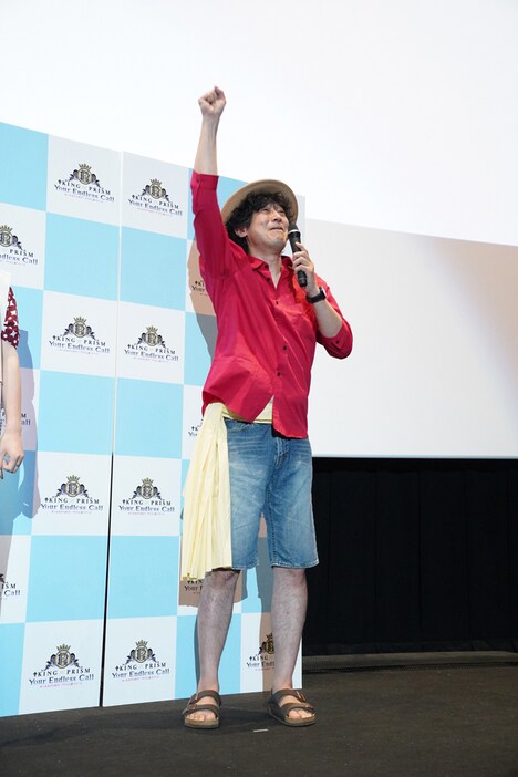 「LOVE&PIECE!」と挨拶する菱田正和総監督