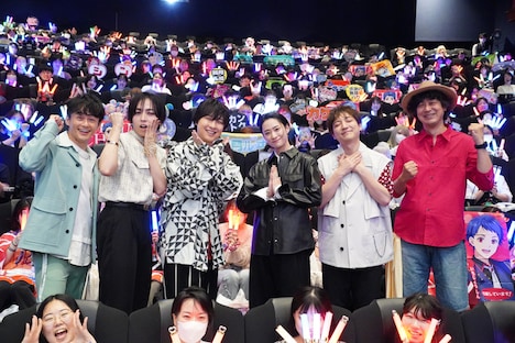 左から五十嵐雅、蒼井翔太、寺島惇太、中山咲月、小林竜之、菱田正和総監督。写真は「よきかな~」の掛け声で撮影したもの