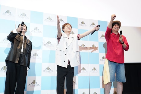 「俺はハグ!」の瞬間。左から中山咲月、小林竜之、菱田正和総監督