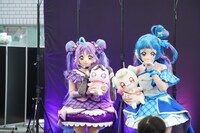 プリルンとメロロンのことは内緒だよ、と呼びかけるキュアウインク（右）