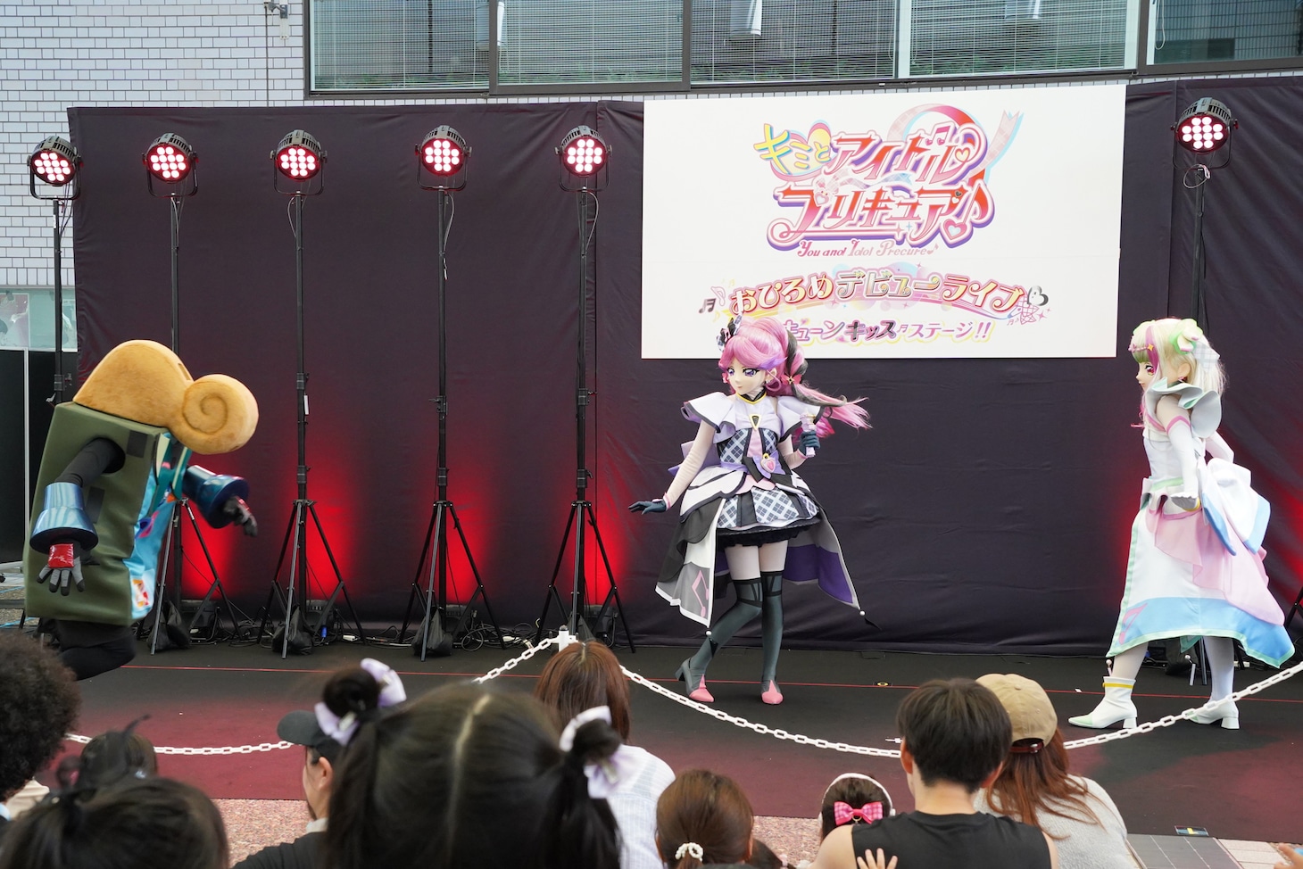 クラヤミンダーに立ち向かうキュアズキューンとキュアキッス