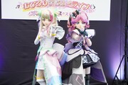 左からキュアズキューン、キュアキッス