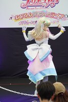 くるりと回って衣装を見せるキュアズキューン