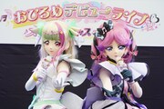左からキュアズキューン、キュアキッス