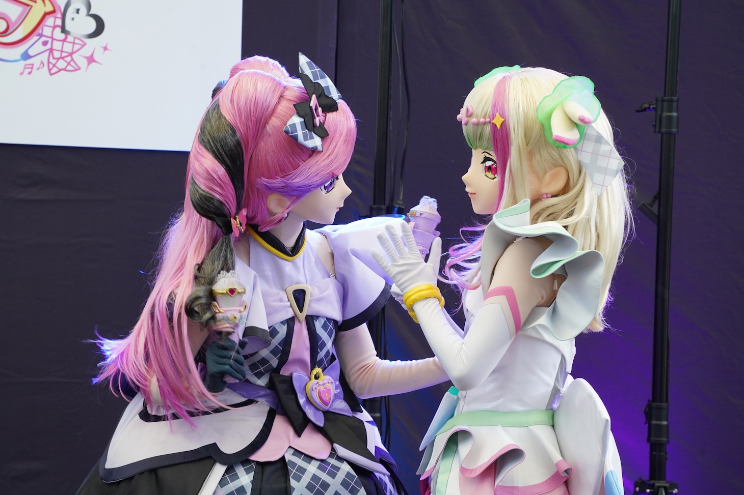 左からキュアキッス、キュアズキューン