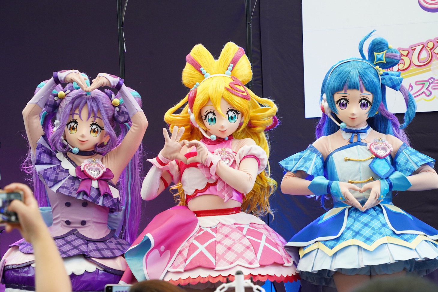 左からキュアキュンキュン、キュアアイドル、キュアウインク