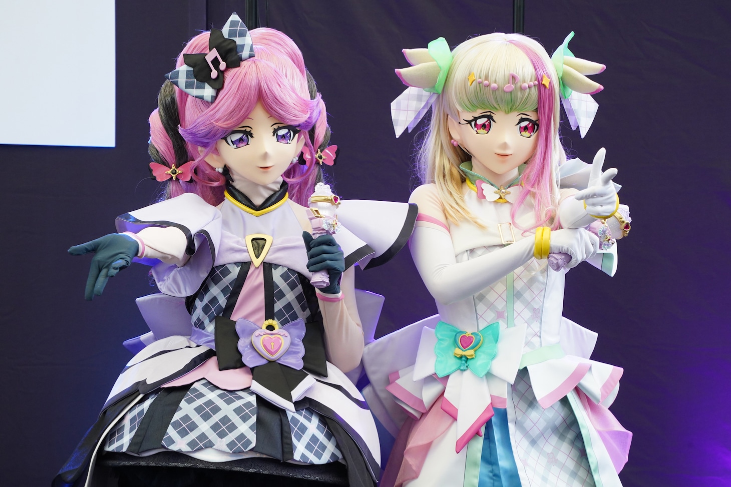 左からキュアキッス、キュアズキューン