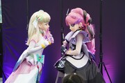 アイドルプリキュアと一緒に歌おうとキュアズキューン（左）に言われ、「お姉さまがそう言うなら……」と受け入れるキュアキッス（右）