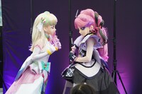 アイドルプリキュアと一緒に歌おうとキュアズキューン（左）に言われ、「お姉さまがそう言うなら……」と受け入れるキュアキッス（右）