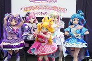 左からキュアキュンキュン、キュアキッス、キュアアイドル、キュアズキューン、キュアウインク