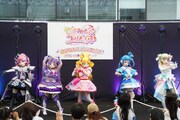 左からキュアキッス、キュアキュンキュン、キュアアイドル、キュアウインク、キュアズキューン