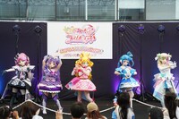 左からキュアキッス、キュアキュンキュン、キュアアイドル、キュアウインク、キュアズキューン