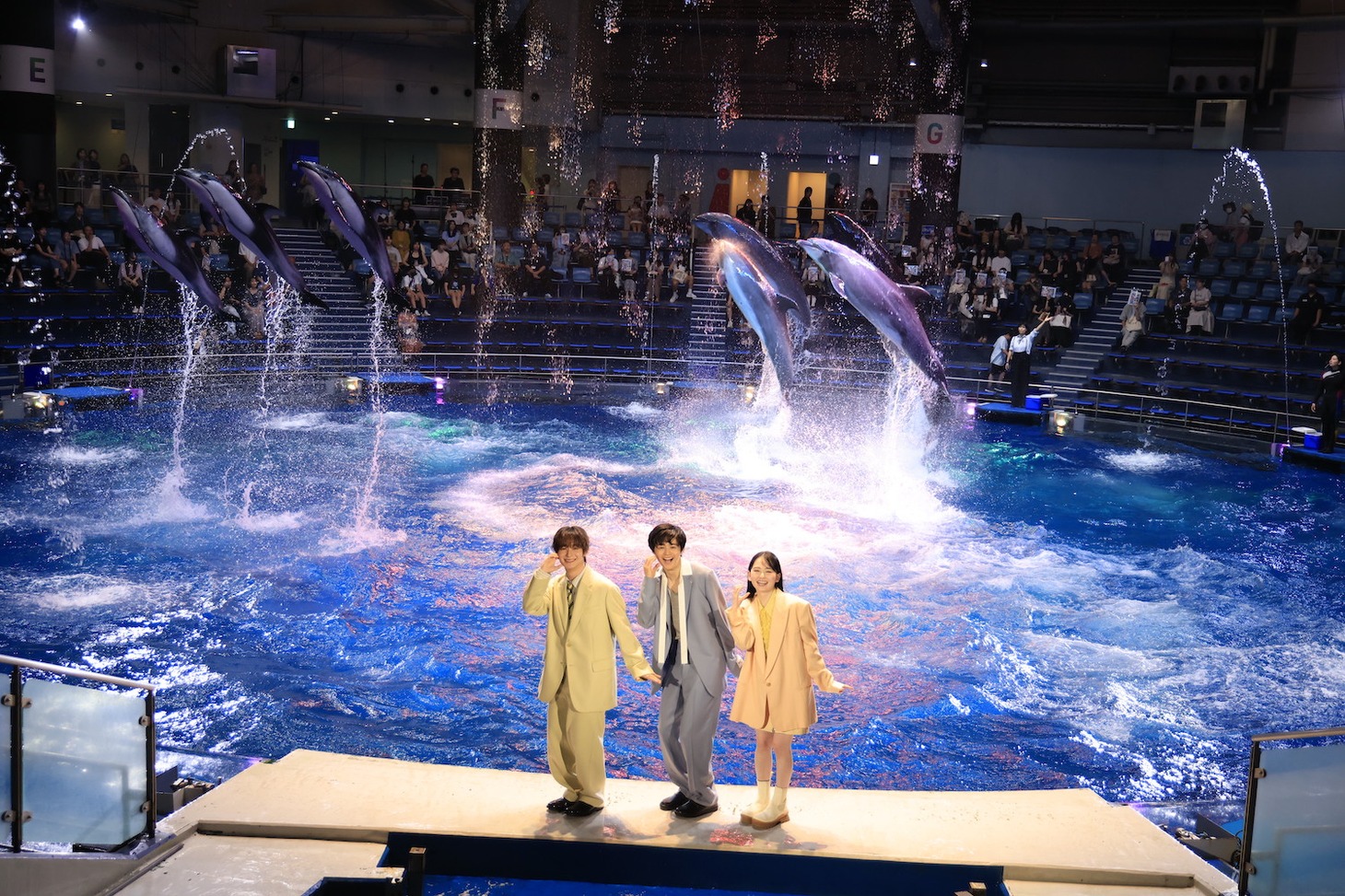 ドルフィンパフォーマンスの様子。左から太田駿静、鈴鹿央士、山田杏奈