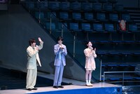 ドルフィンパフォーマンスの様子。左から太田駿静、鈴鹿央士、山田杏奈