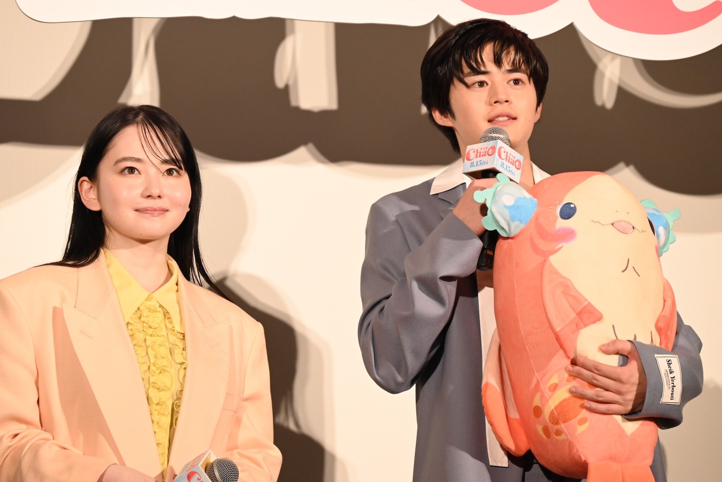 左から山田杏奈、鈴鹿央士
