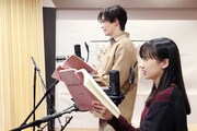 アフレコ時の芦田愛菜と岡田将生。
