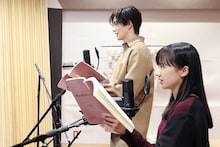 アフレコ時の芦田愛菜と岡田将生。