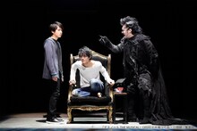 2020年舞台写真。左から村井良大扮する夜神月、髙橋颯扮するL、横田栄司扮する死神リューク (c)大場つぐみ・小畑健／集英社