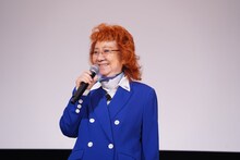 笑顔で観客の拍手に応える野沢雅子