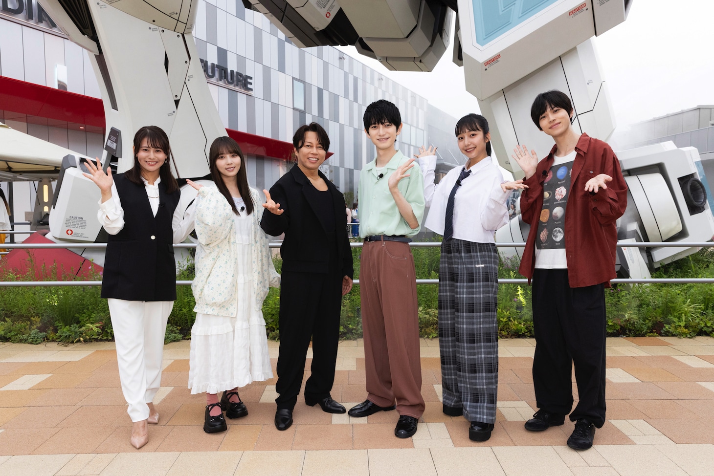 特番「ガンダムがつなぐ宇宙と未来in 大阪・関西万博『GUNDAM NEXT FUTURE PAVILION』徹底解剖SP」の出演者。左から藤井由依アナウンサー、与田祐希、西川貴教、本郷奏多、山之内すず、戸塚有輝 (c)創通・サンライズ