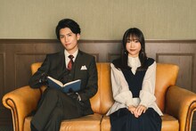 透乃眼あきら役の阿座上洋平（左）と夜香しずか役の貫井柚佳（右）