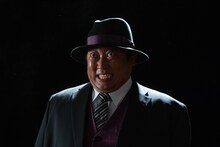 秋山竜次扮する喪黒福造（ロバート） (c)藤子スタジオ／TV TOKYO