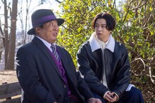 左から秋山竜次扮する喪黒福造、千葉雄大扮する庵地英治 (c)藤子スタジオ／TV TOKYO