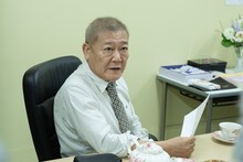 國村隼扮する顔出カタル (c)藤子スタジオ／TV TOKYO