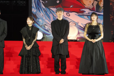 左から鬼頭明里、櫻井孝宏、早見沙織