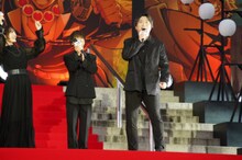 来場者に呼びかける小西克幸（右）